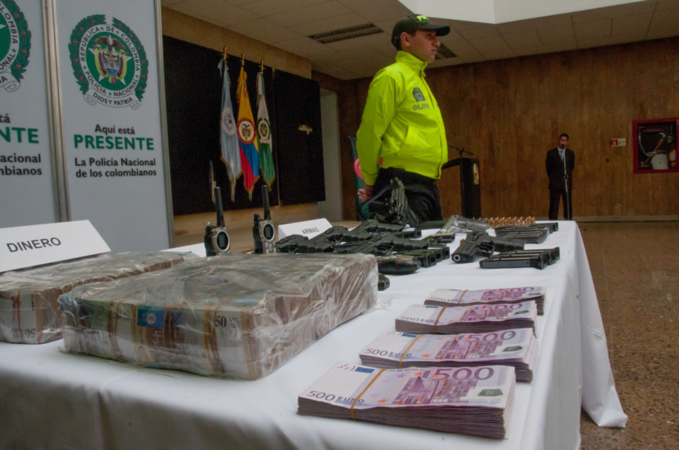 Colombia Policia Drogas Cocaina - Colombian Police, Money Drugs and Cocaine Seizure-1